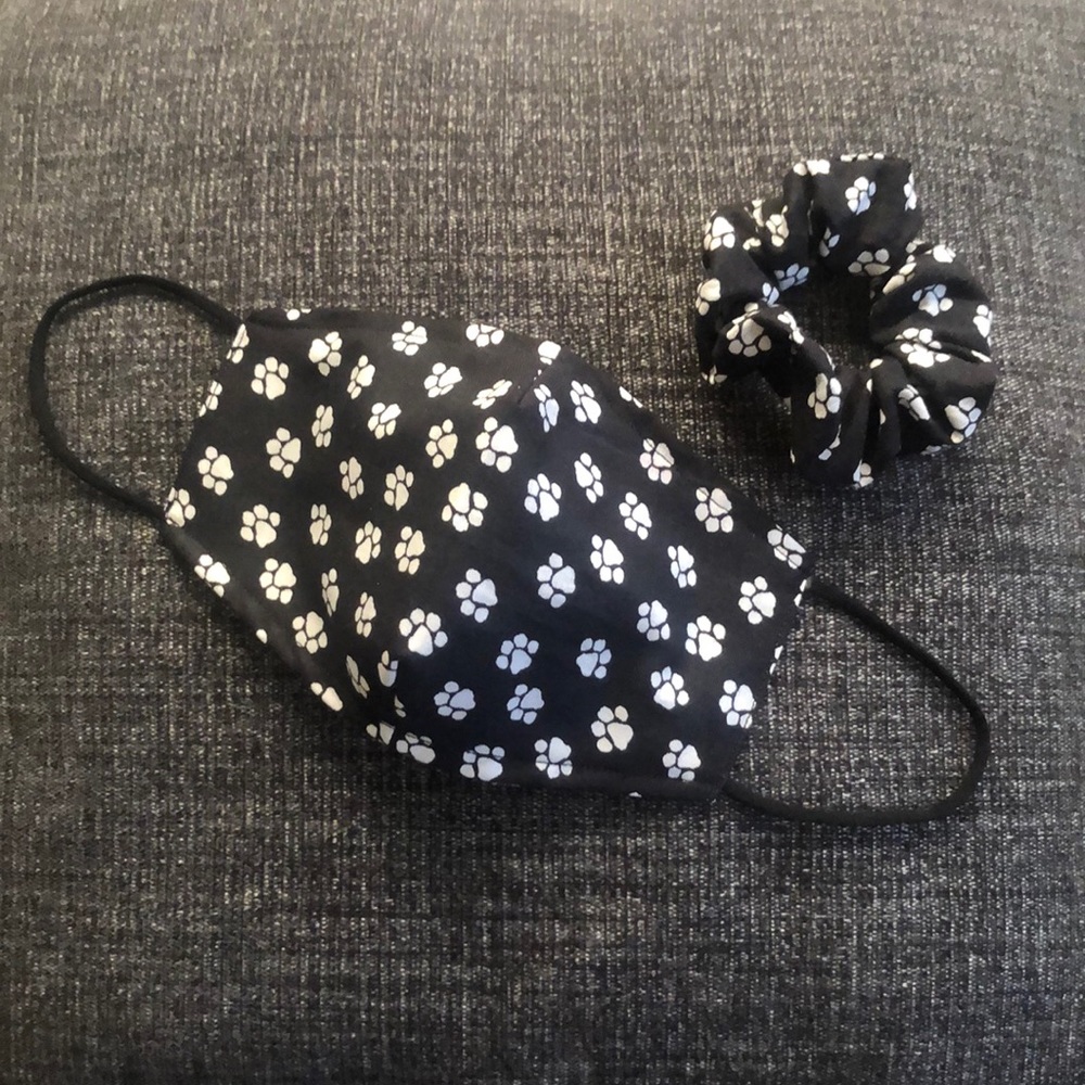 FaceMask & scrunchies Reversible nosewire dog paws